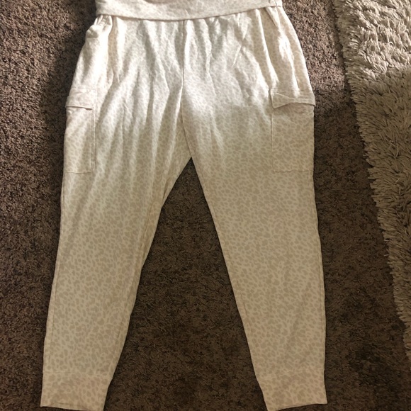 Old Navy sz.L crème leopard print joggers with cargo pockets - Picture 3 of 5